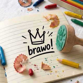 Brawo! Motywacyjny stempel z koroną króla dla dzieci